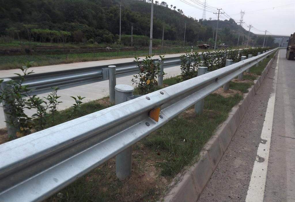 交通護(hù)欄,交通設(shè)施欄桿,交通鋅鋼護(hù)欄 交通護(hù)欄,交通設(shè)施欄桿,交通鋅鋼護(hù)欄